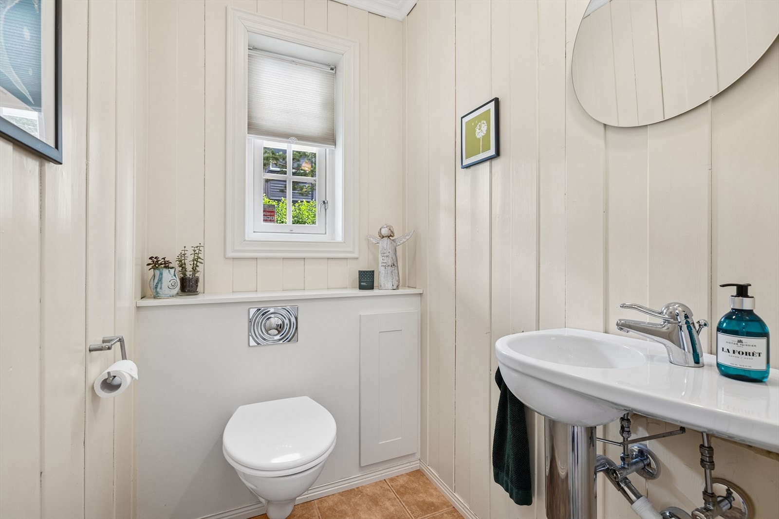 I hovedetasjen er det praktisk gjestetoalett. Galleribilde