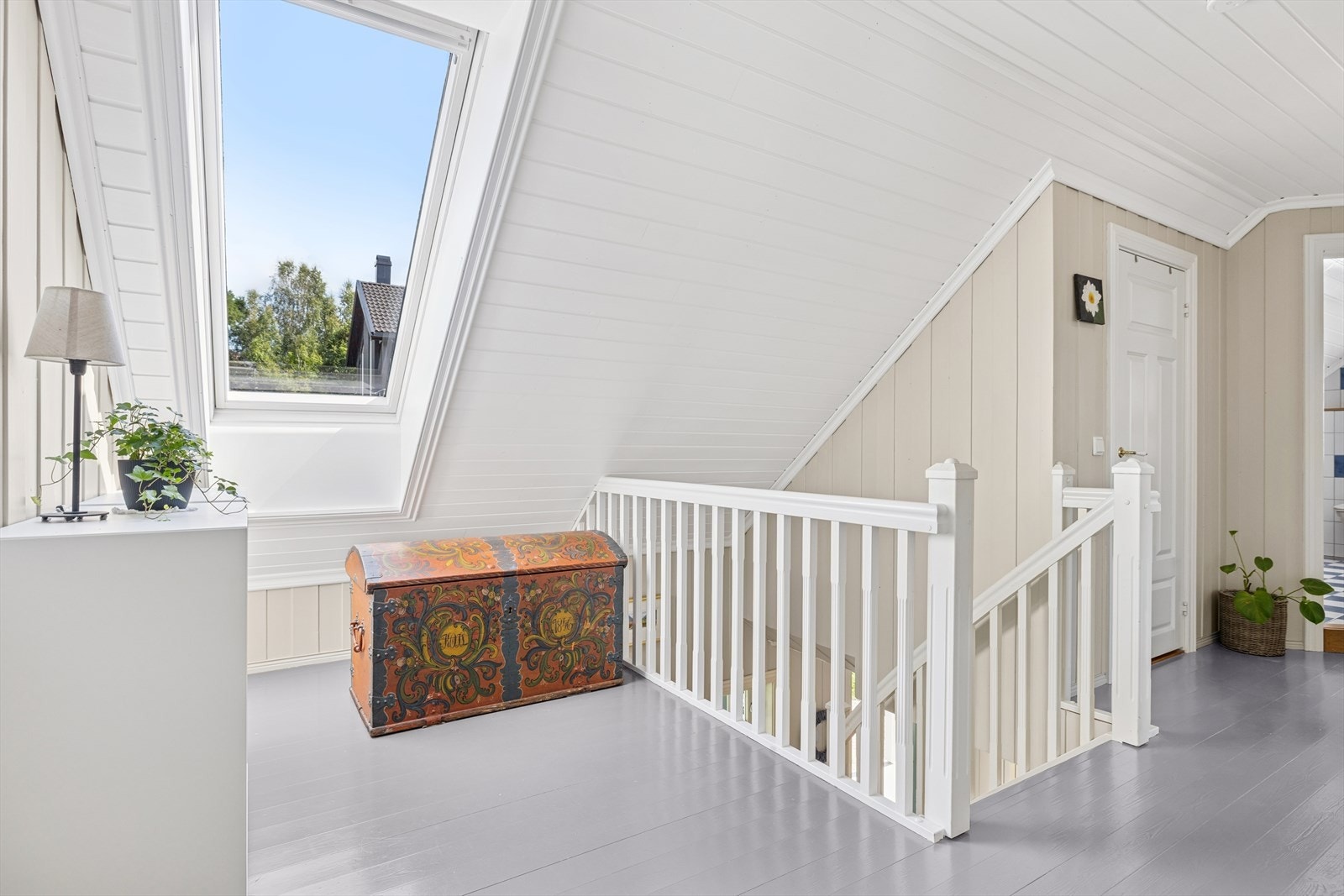 Videre opp i 2. etasje finner finner vi fire av husets soverom og stort bad. Galleribilde