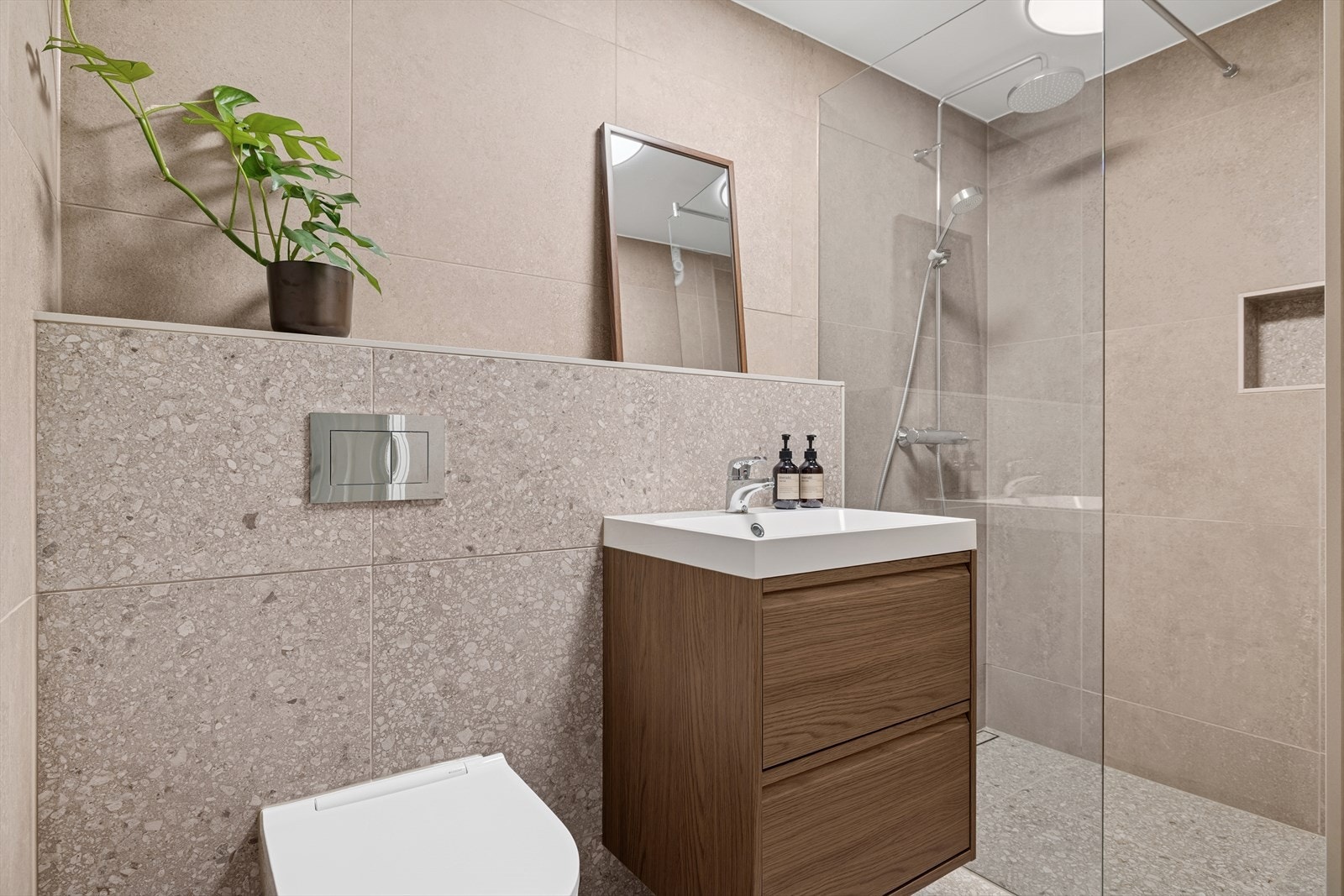 Badet i kjelleretasjen er etablert i 2025 og fremstår meget delikat med lune, moderne toner. Galleribilde