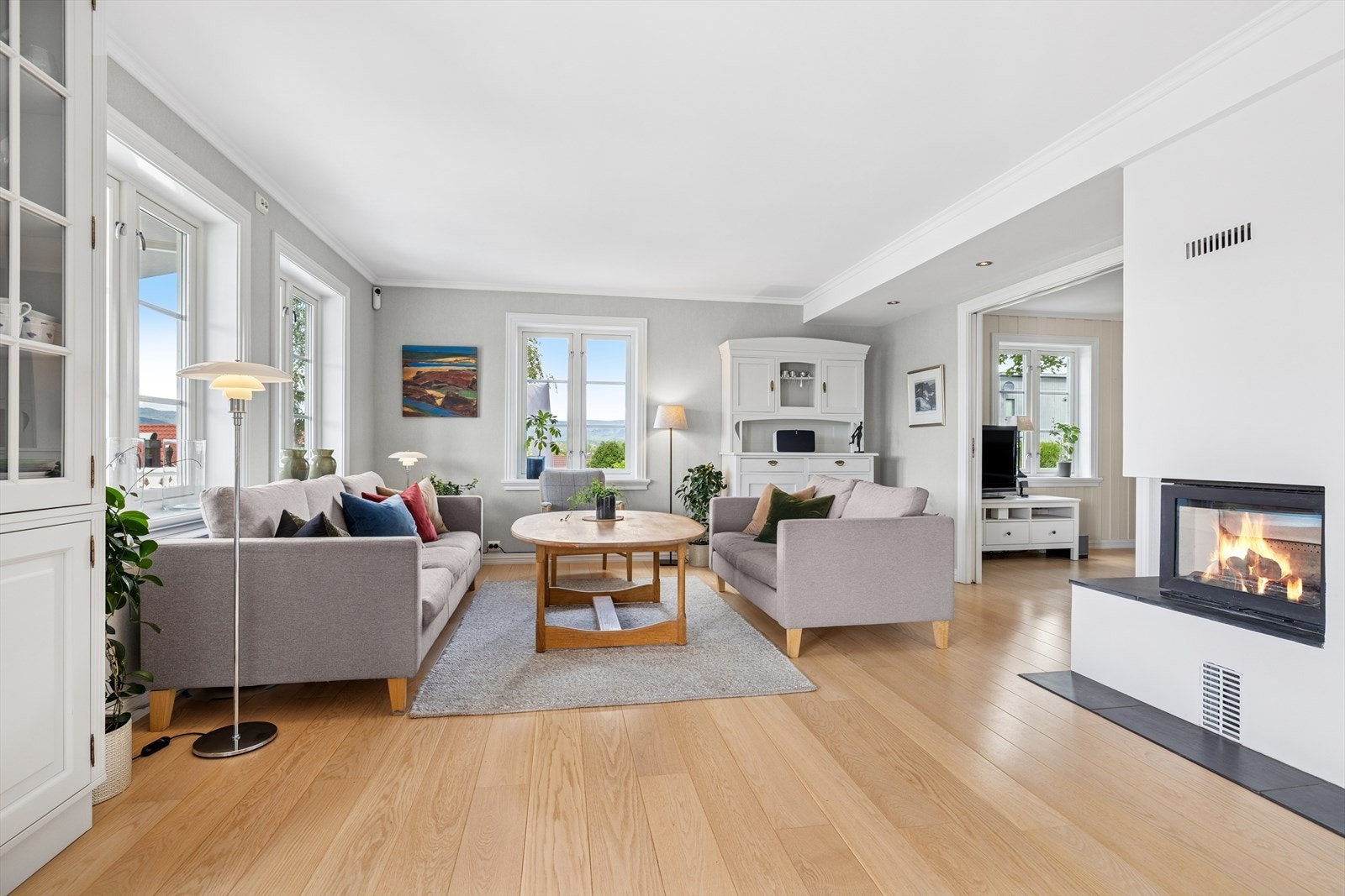 Stuen er lys, romslig og elegant - med god plass til både sofagruppe og salong. Lysinnslipp fra flere himmelretnigner gir et godt lys i stuen. Galleribilde