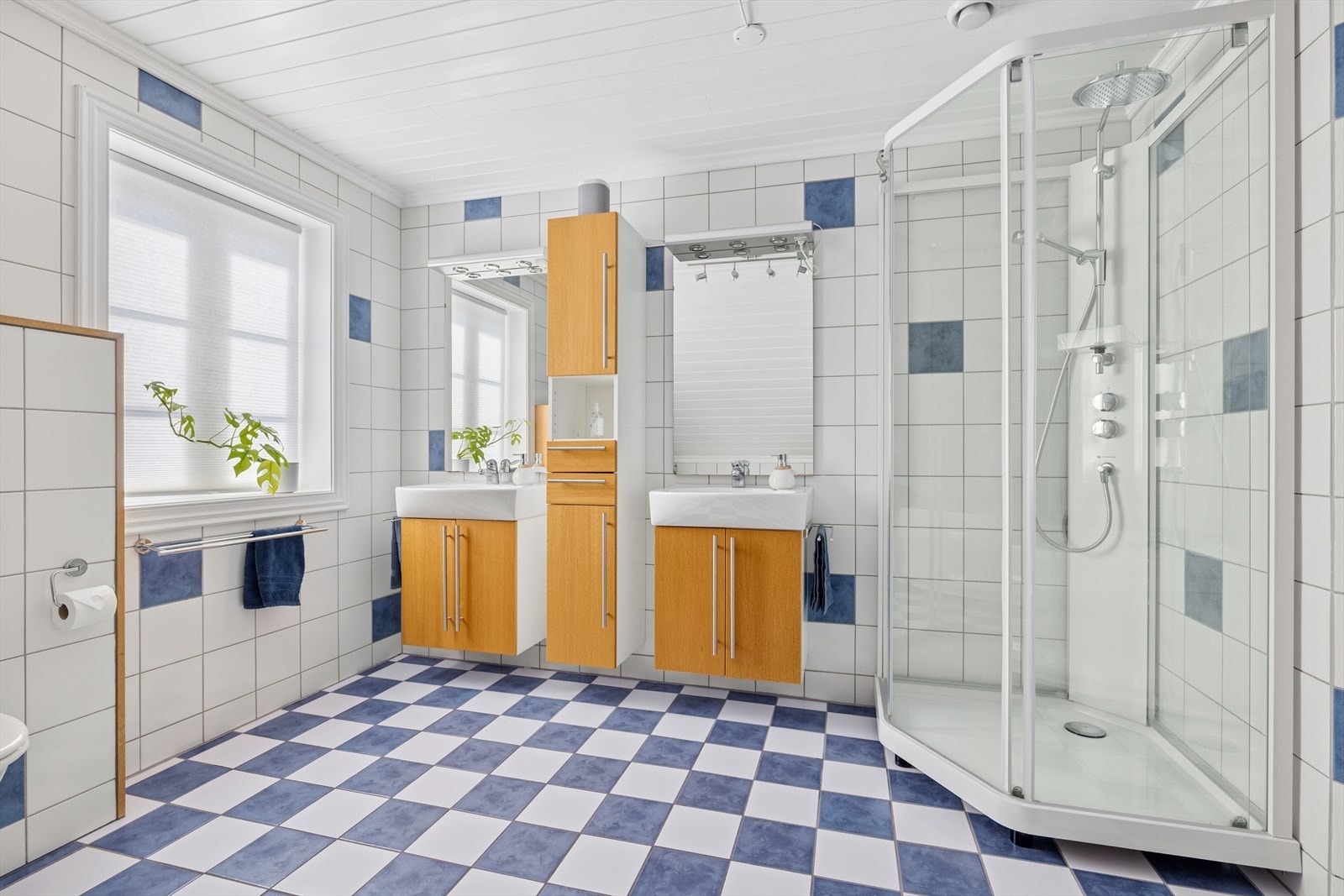 Badet er romslig med dobbel servant, vegghengt toalett, dusjkabinett, badekar og god skapplass. Galleribilde