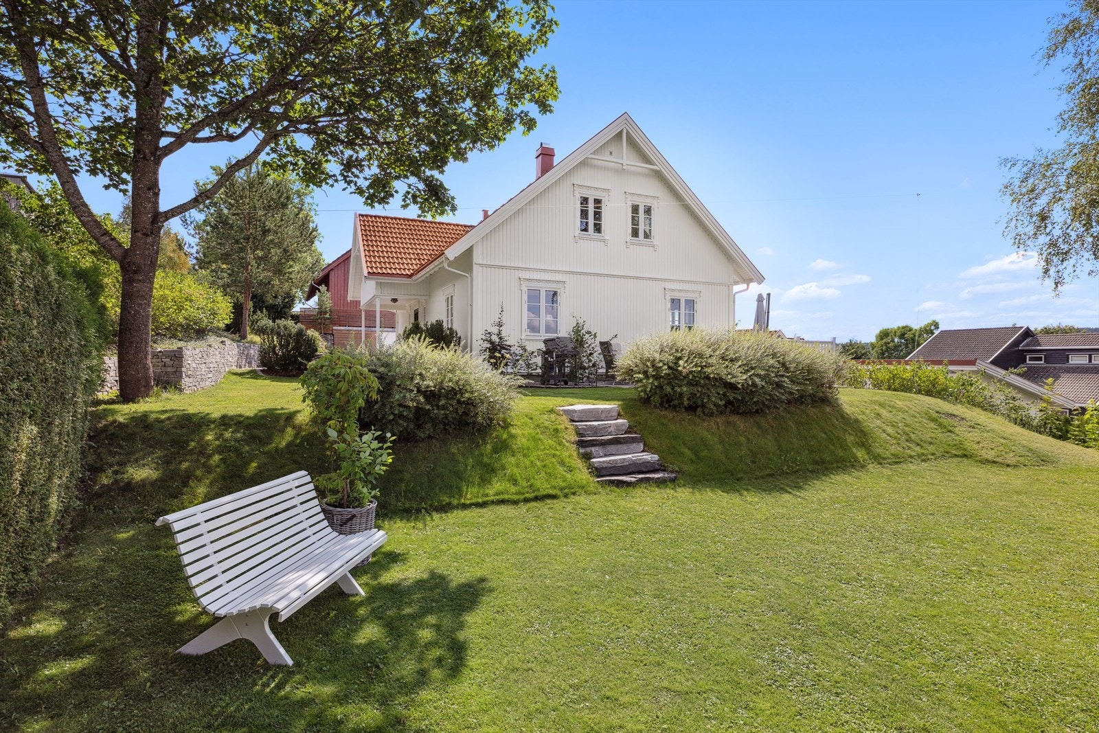 Hagen er lekevennlig og innholdsrik, med plass til trampoline, fotballmål eller andre aktiviteter. Galleribilde