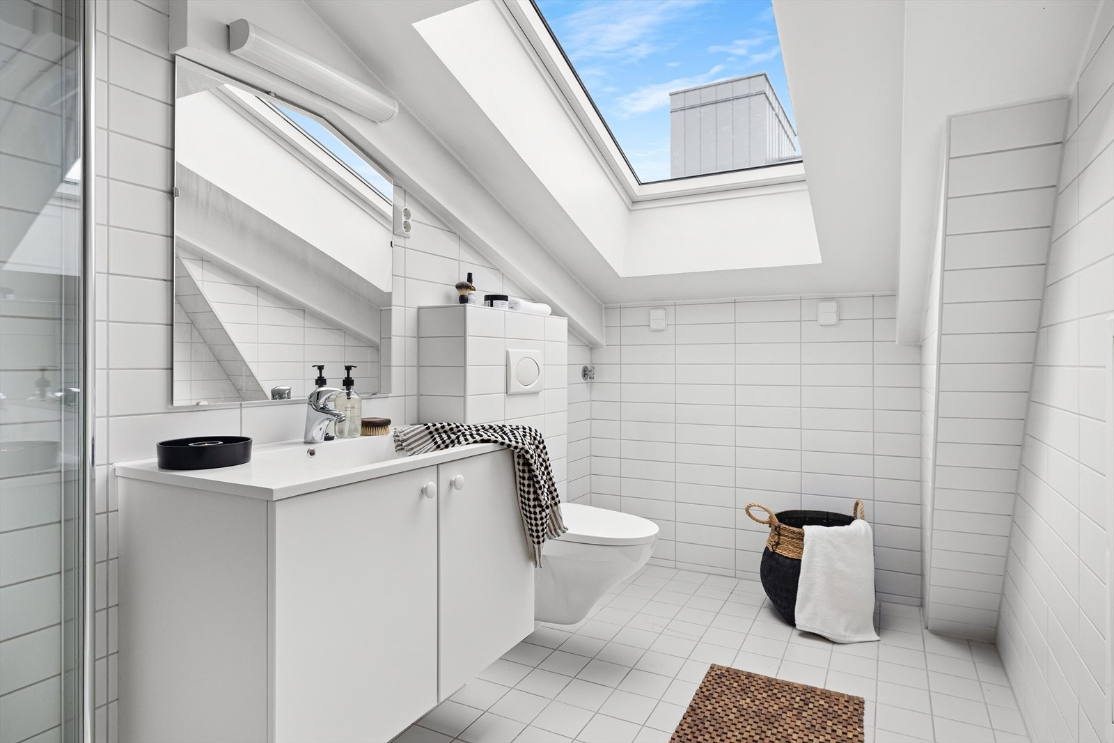 Stort bad med mye skapplass og opplegg for vaskemaskin. Galleribilde