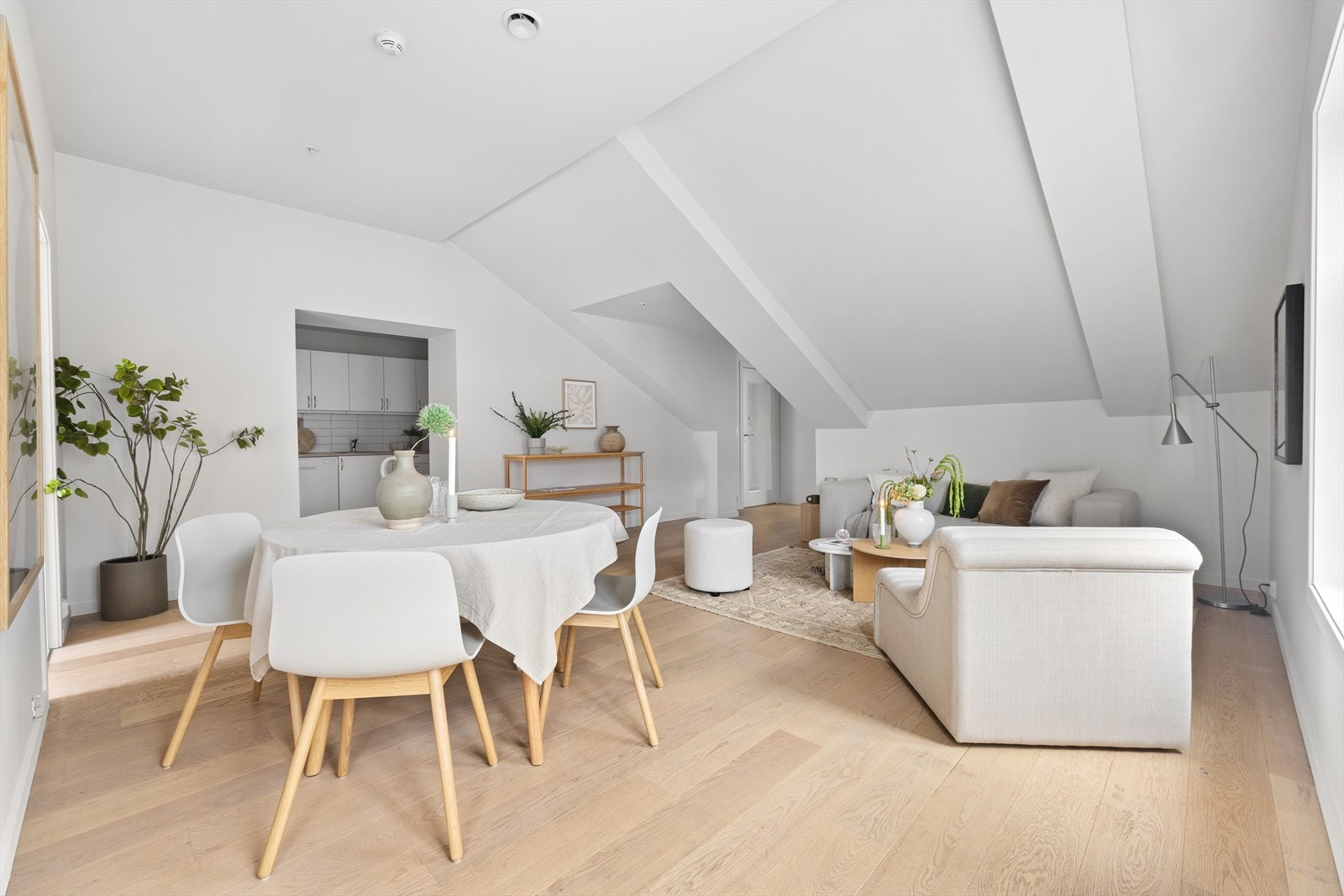 Inngang til kjøkken fra stuen Galleribilde