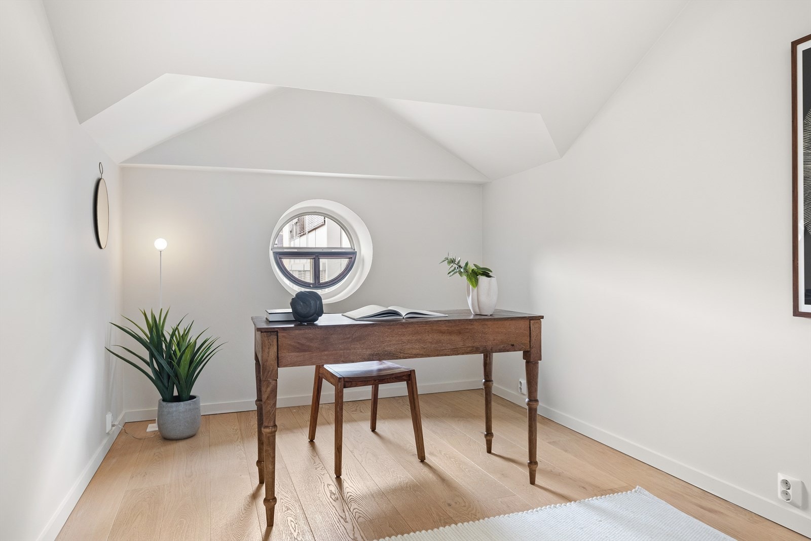 Stort kontor med unikt rundt vindu Galleribilde