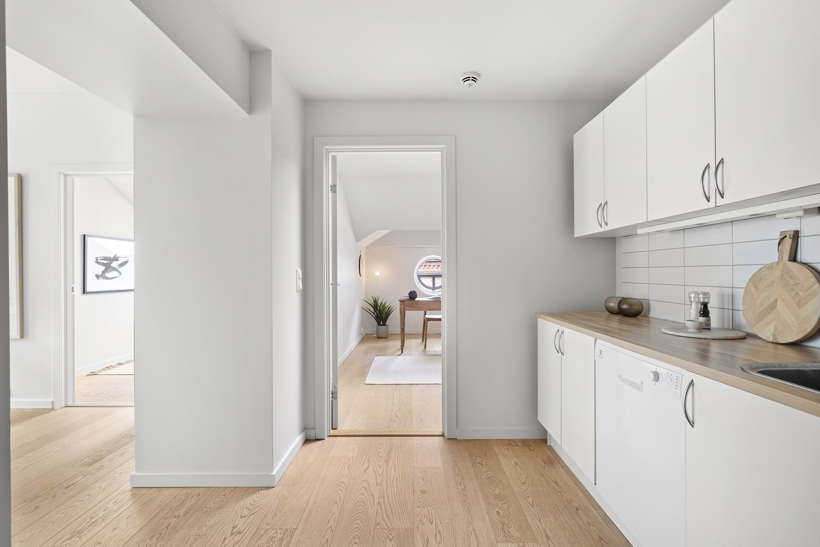 Inngang til kontor fra kjøkkenet Galleribilde