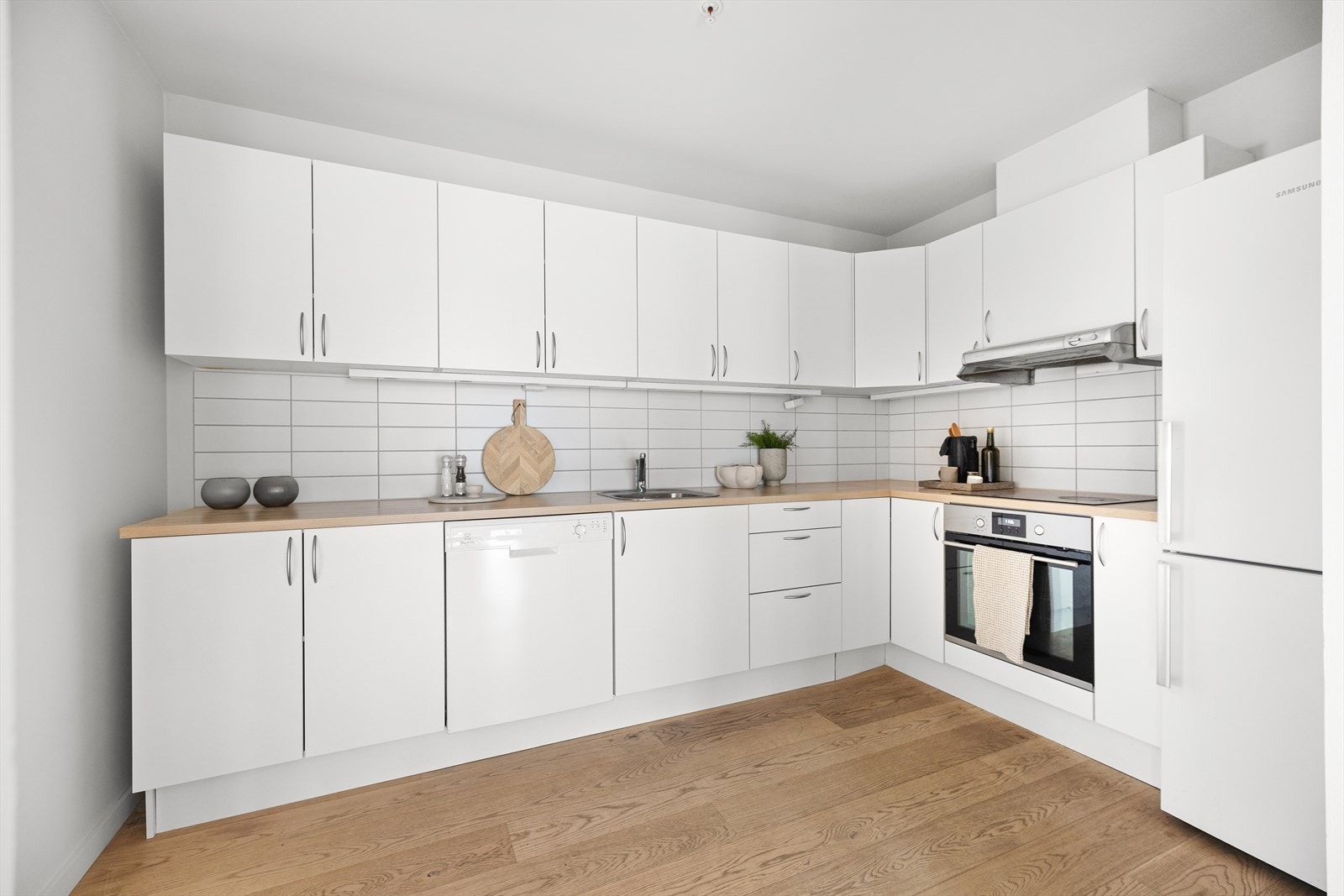 Pent kjøkken med mye skap- og benkeplass Galleribilde