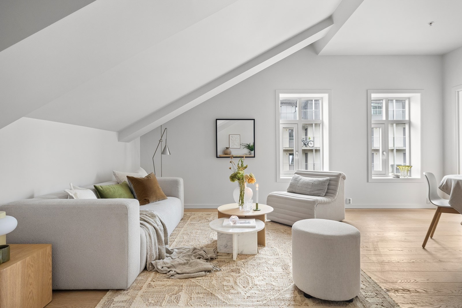 Innbydende og romslig stue med delikate overflater og gode lysforhold Galleribilde