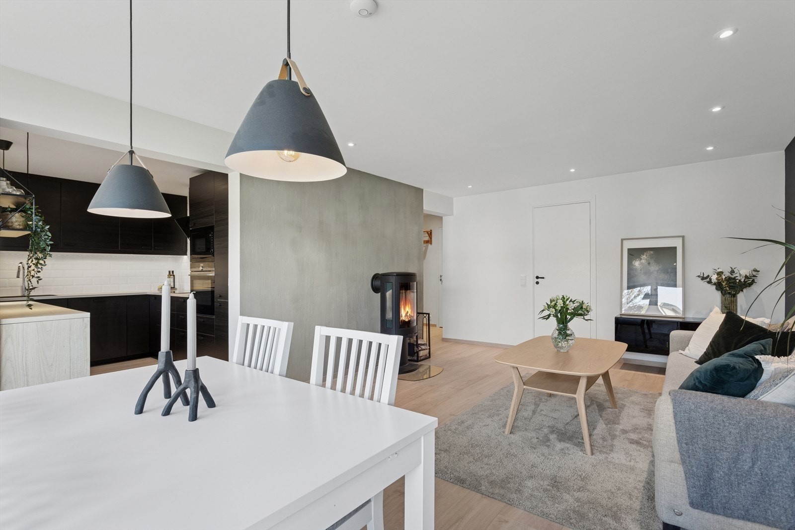 Stuens gode utforming og de tidløse fargevalgene på vegger legger et godt grunnlag for å innrede rommet etter eget ønske. Galleribilde