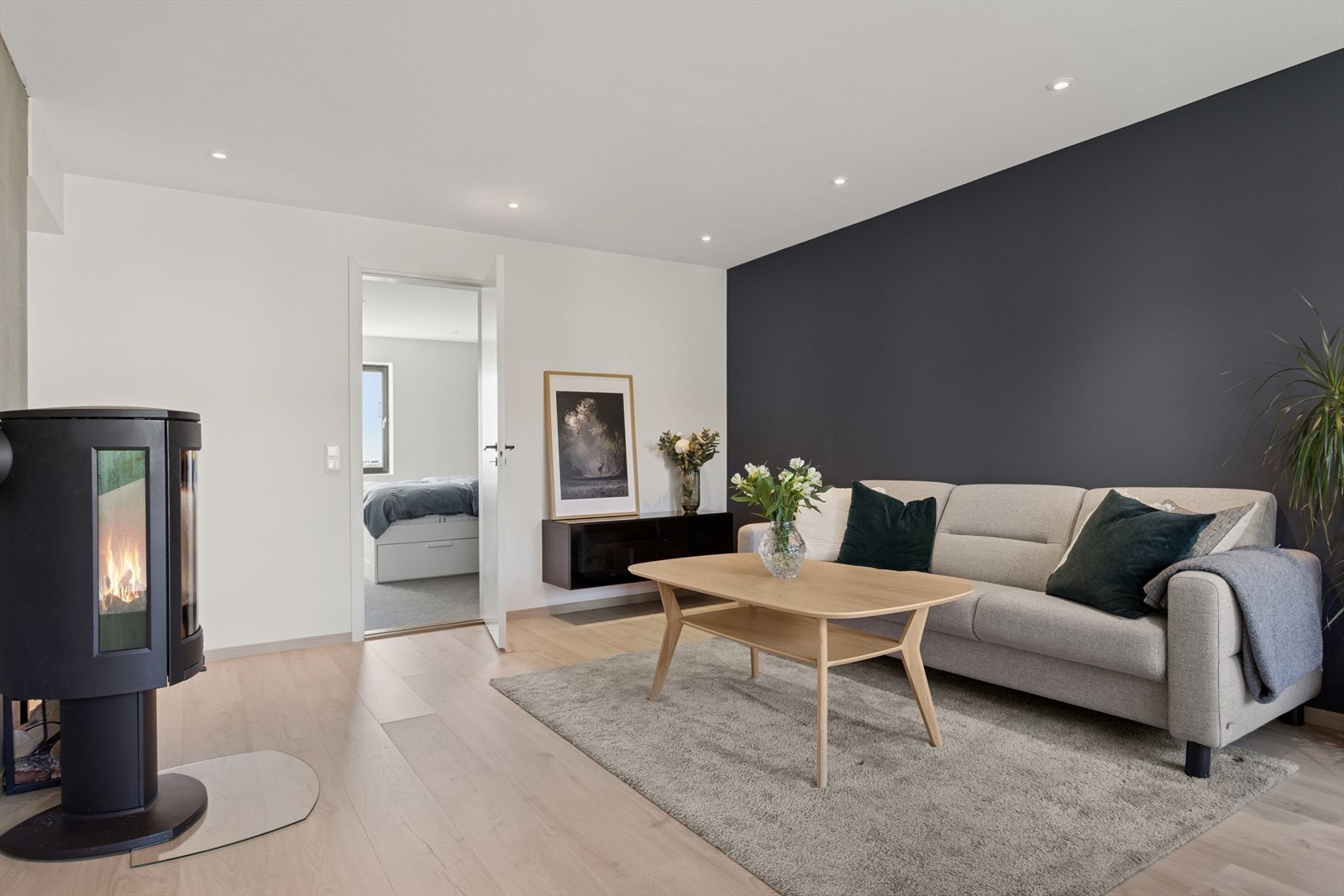 Stuen har flott belysning med innfelte spotlights. Galleribilde