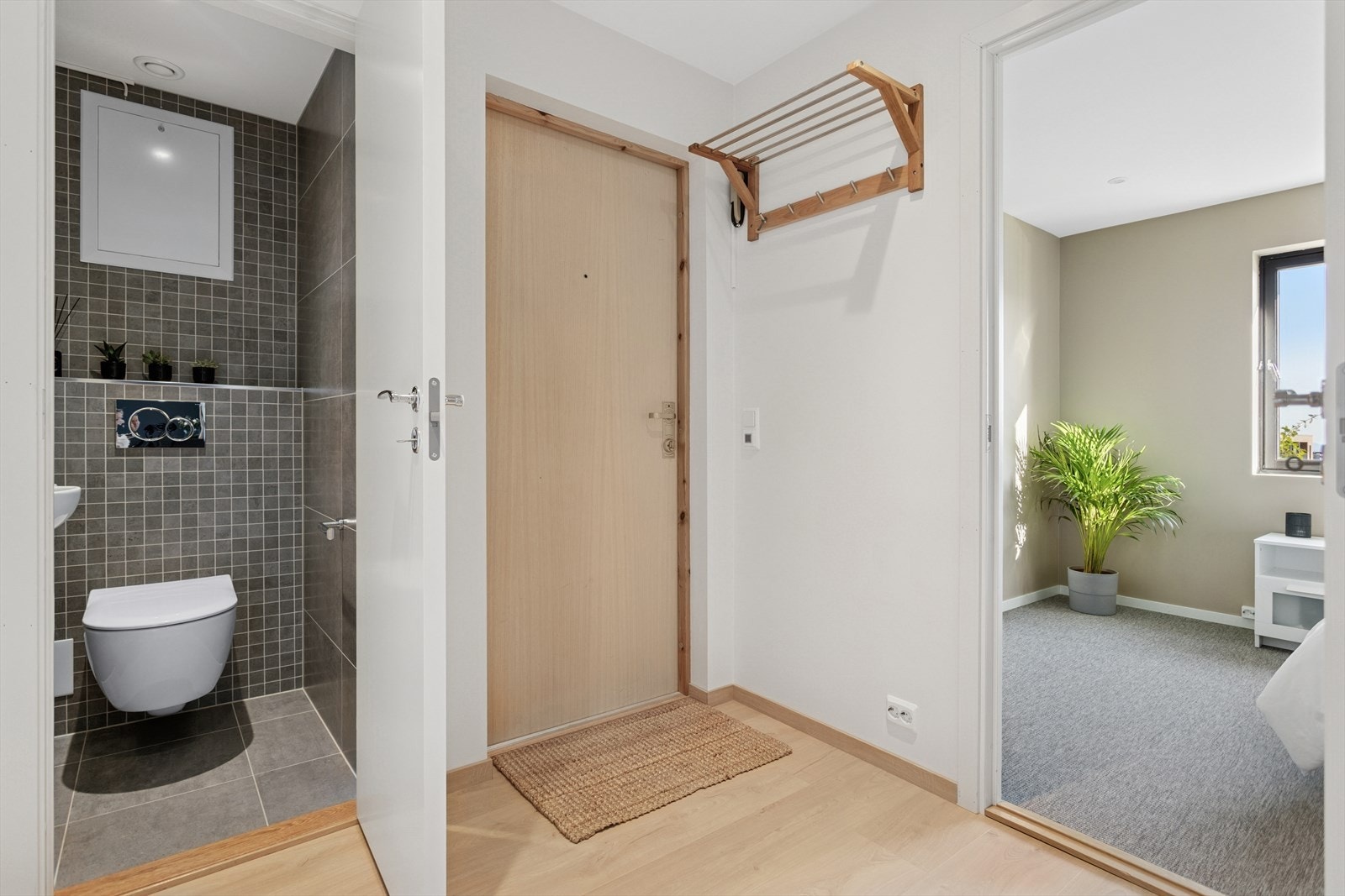 Den lysmalte entréen/gangen er ca. 5,4 m² og har god plass til knaggrekke samt garderobeskap. Galleribilde