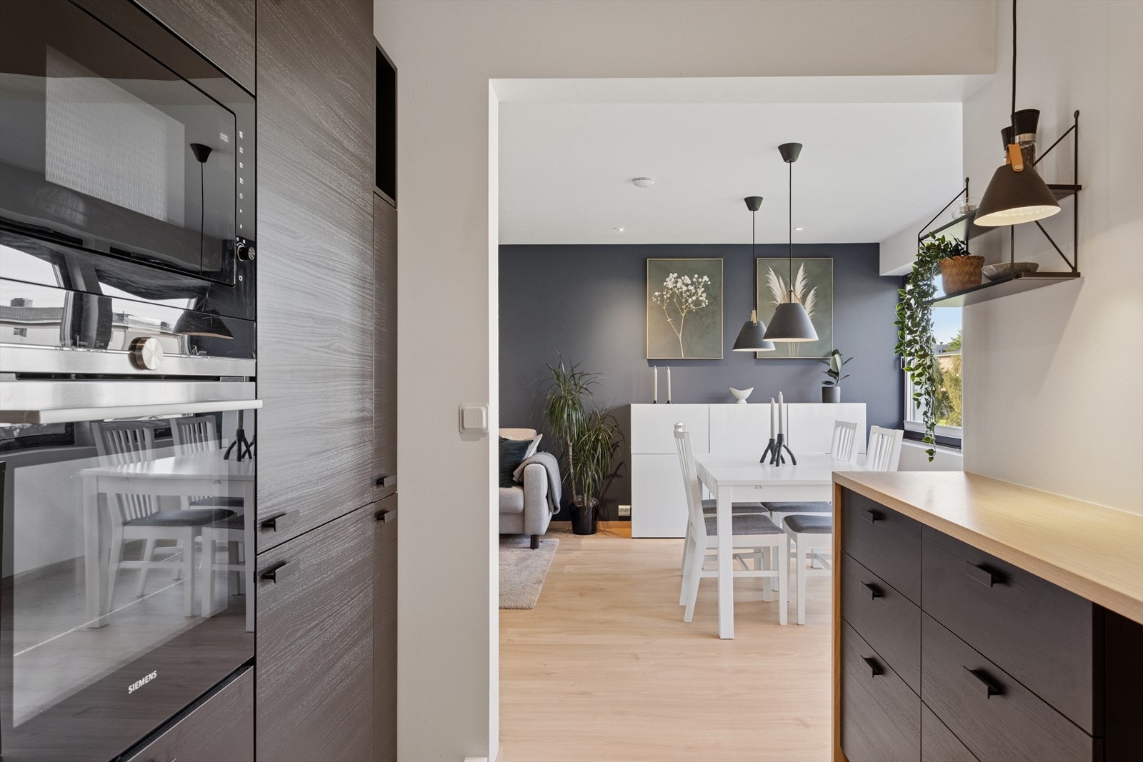 Kjøkkenet har integrert kombiskap, oppvaskmaskin, platetopp, stekeovn, mikrobølgeovn og ventilator. Galleribilde