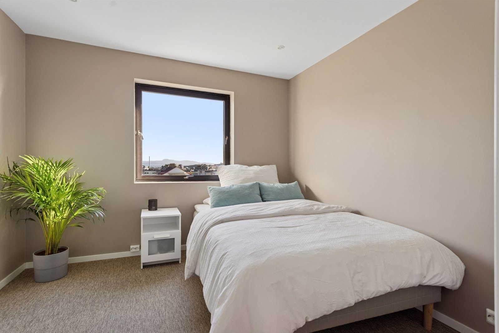 Fra begge soverommene er det havgløtt ut mot Trondheimsfjorden. Galleribilde