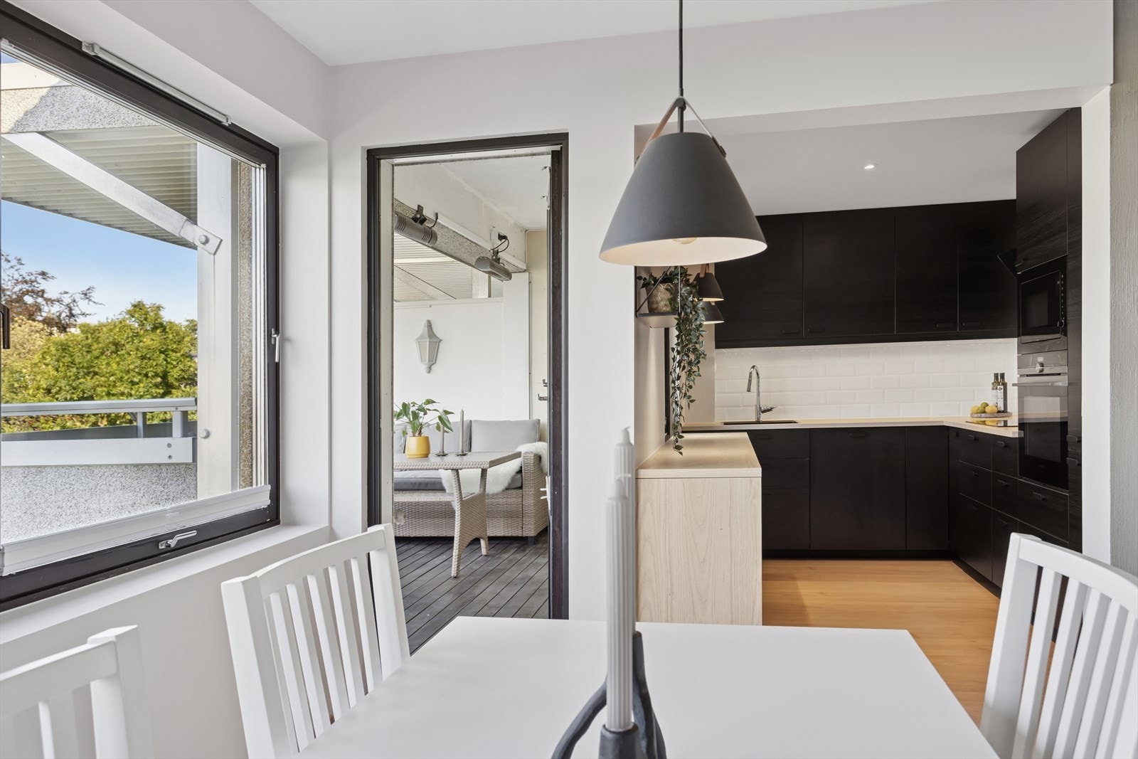 Fra stuen er det utgang til en overbygd balkong. Galleribilde