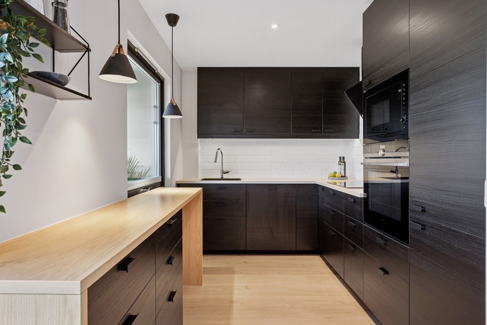 Kjøkkenet har rikelig med skap- og benkeplass. Galleribilde