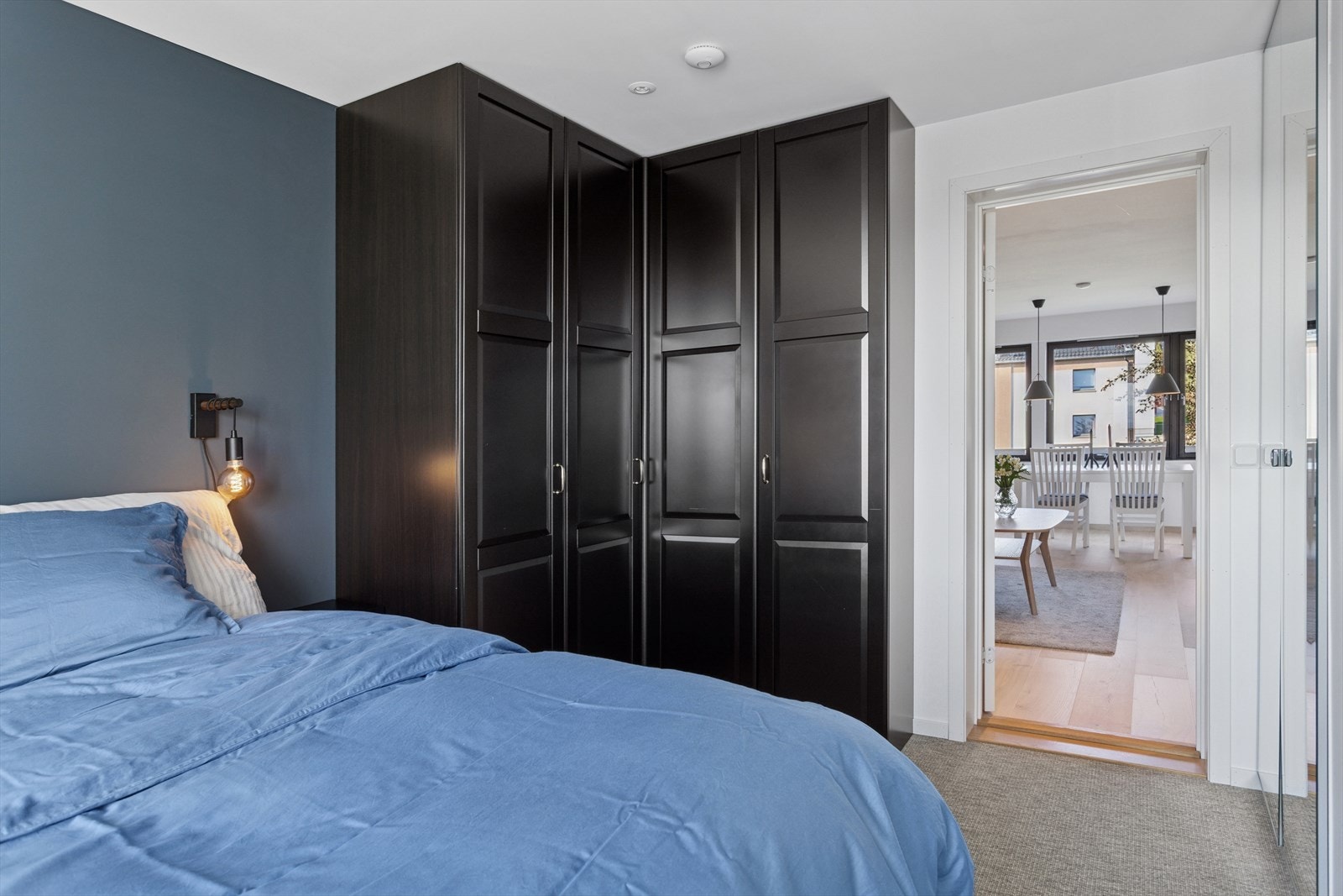 Soverommet har rikelig med garderobeplass. Galleribilde