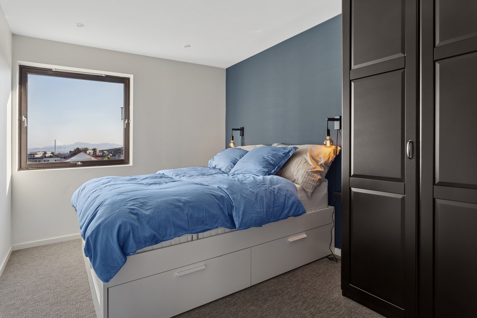 Leiligheten har to gode- og lune soverom på hhv. ca. 11,4 og 8,7 m². Hovedsoverommet har god plass til dobbelseng. Galleribilde