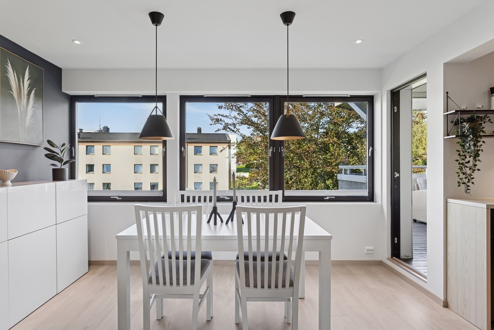 Stuen har rikelig med vindusflater som slipper inn mye naturlig lys. Galleribilde