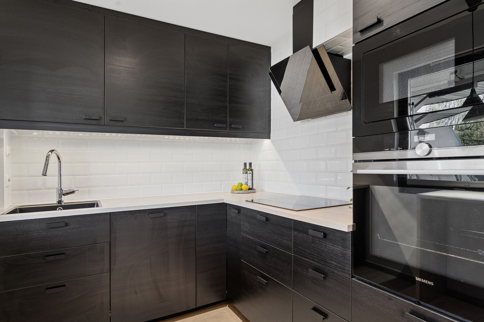 Kjøkkenet har en pen innredning bestående av folierte skrog med slette fronter og laminert benkeplate. Galleribilde