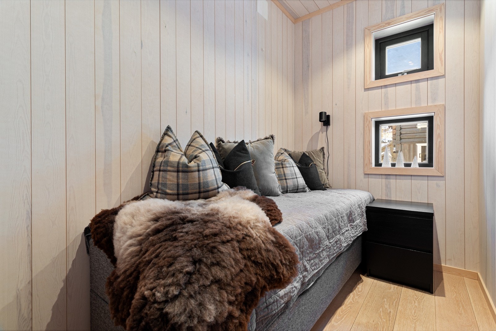 Soverom III i 1. etasje har plass til enkeltseng. Rommet kan også benyttes som garderoberom dersom man ikke har behov for et femte soverom. Galleribilde