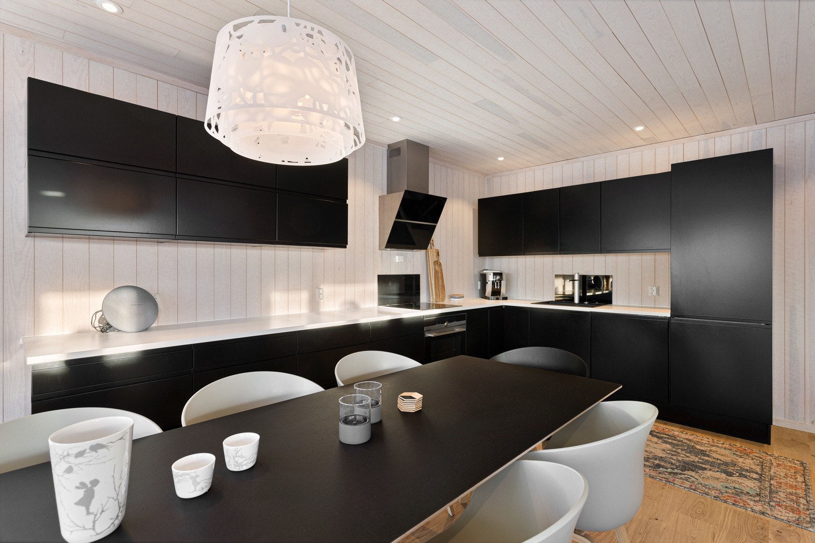 Svært innbydende og lekkert kjøkken med innredning med moderne sorte fronter. Innredningen har godt med skap og benkeplass. Galleribilde