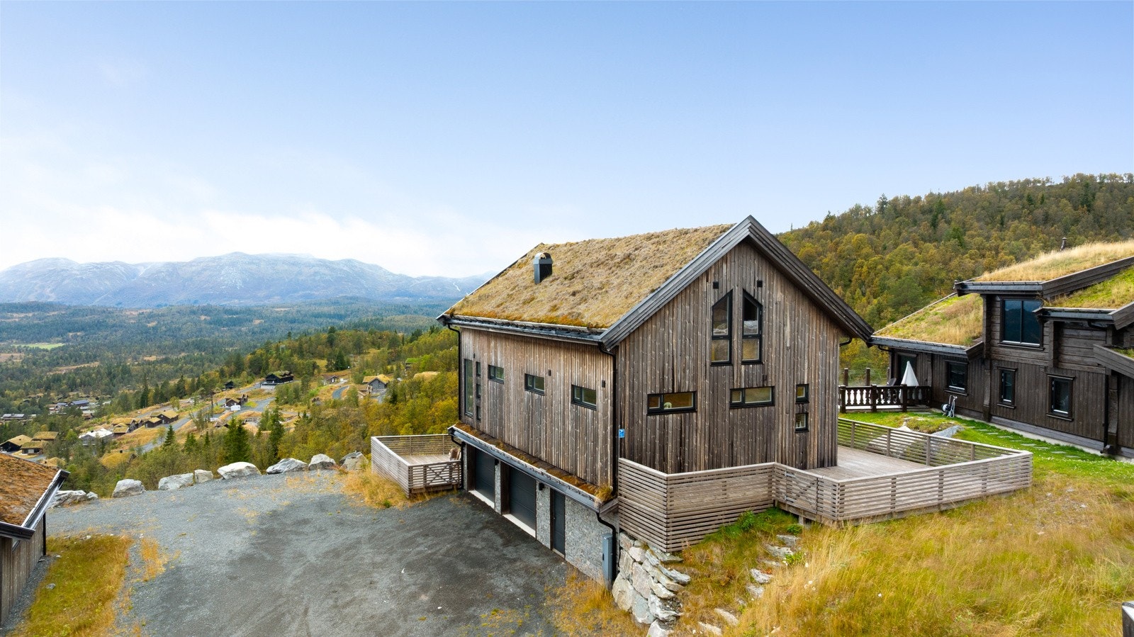 Vestvendt plassering. Endetomt innerst i blindvei og ytterst på pynten. Stor garasje på 70 kvm med direkte tilgang videre inn i hytta Galleribilde