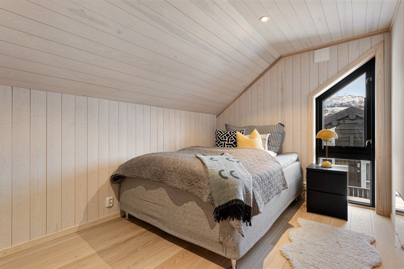 Soverom IV i 2. etasje innredet med dobbeltseng Galleribilde