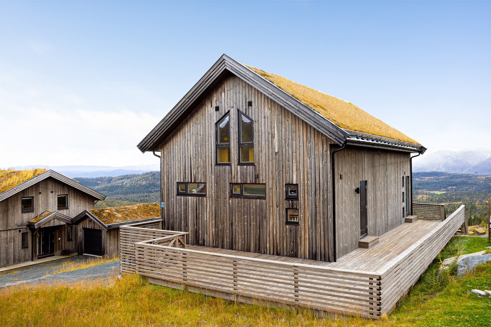 Terrassen strekker seg rundt hele solbanen Galleribilde