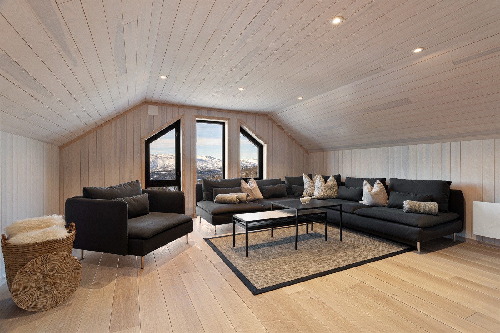 Koselig loftstue med opplegg til TV og medialøsninger, perfekt for barna eller dersom man ønsker å trekke seg tilbake med en god bok! Galleribilde