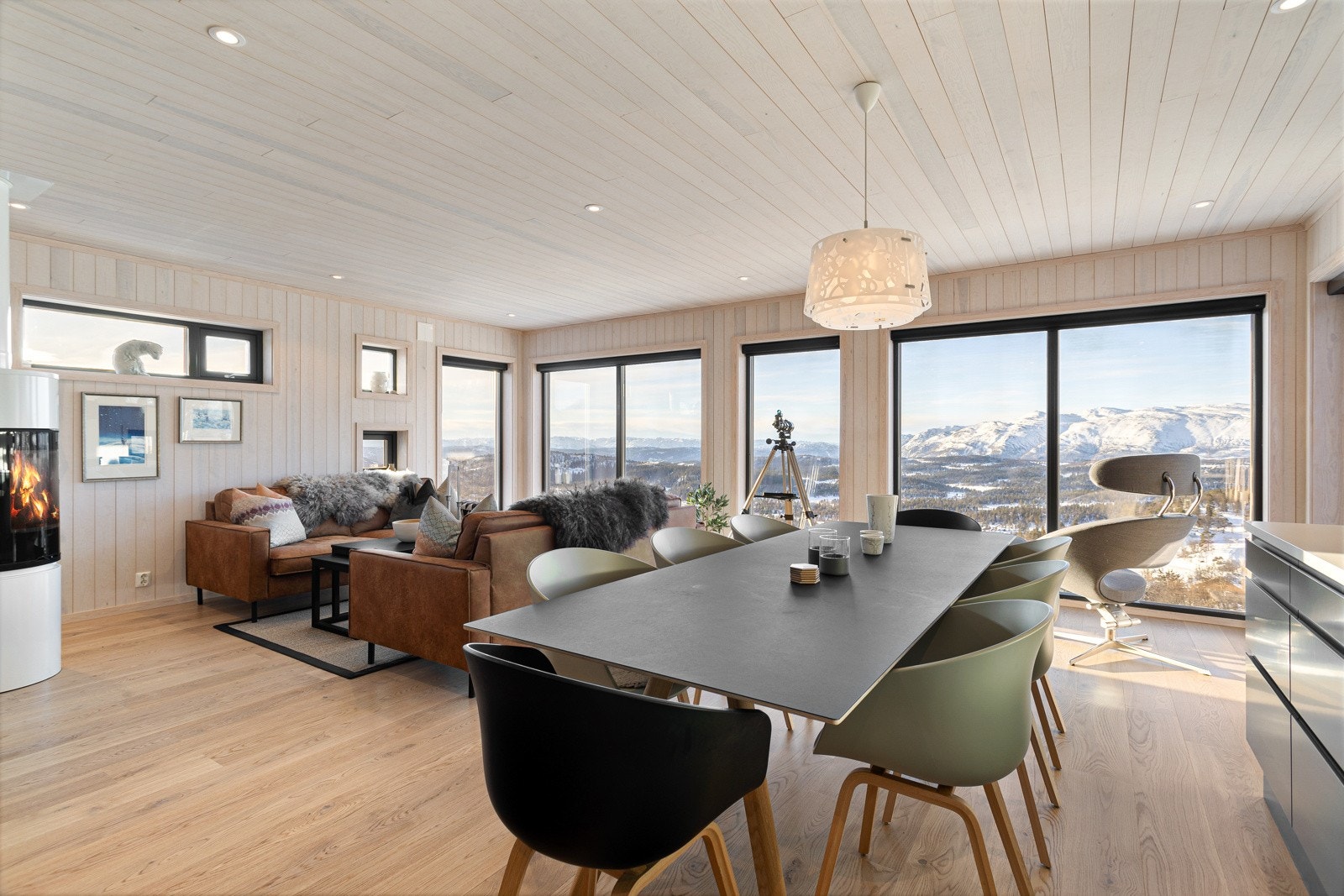 Rommet er utstyrt med en flott, moderne peisovn. Galleribilde