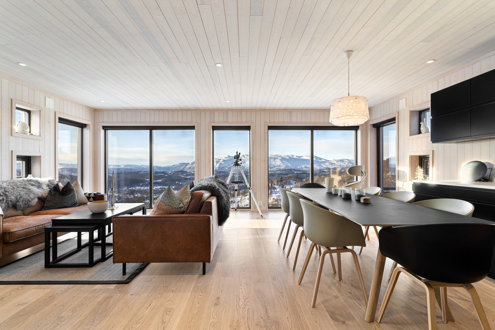 Privatmegleren har gleden av å presentere Bukkespranget 27 - En moderne og innholdsrik hytte med svært attraktiv beliggenhet i Holtardalen og ski inn/ut til skianlegget. Vestvendt endetomt som er usjenert. Hele 70 kvm garasje! Galleribilde