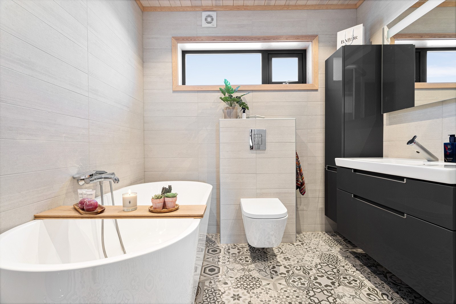 Hytta har to delikate og fullt utstyrte bad. Badet i 1. etasje har historiske fliser på gulv, samt nøytrale fliser på vegg. Galleribilde