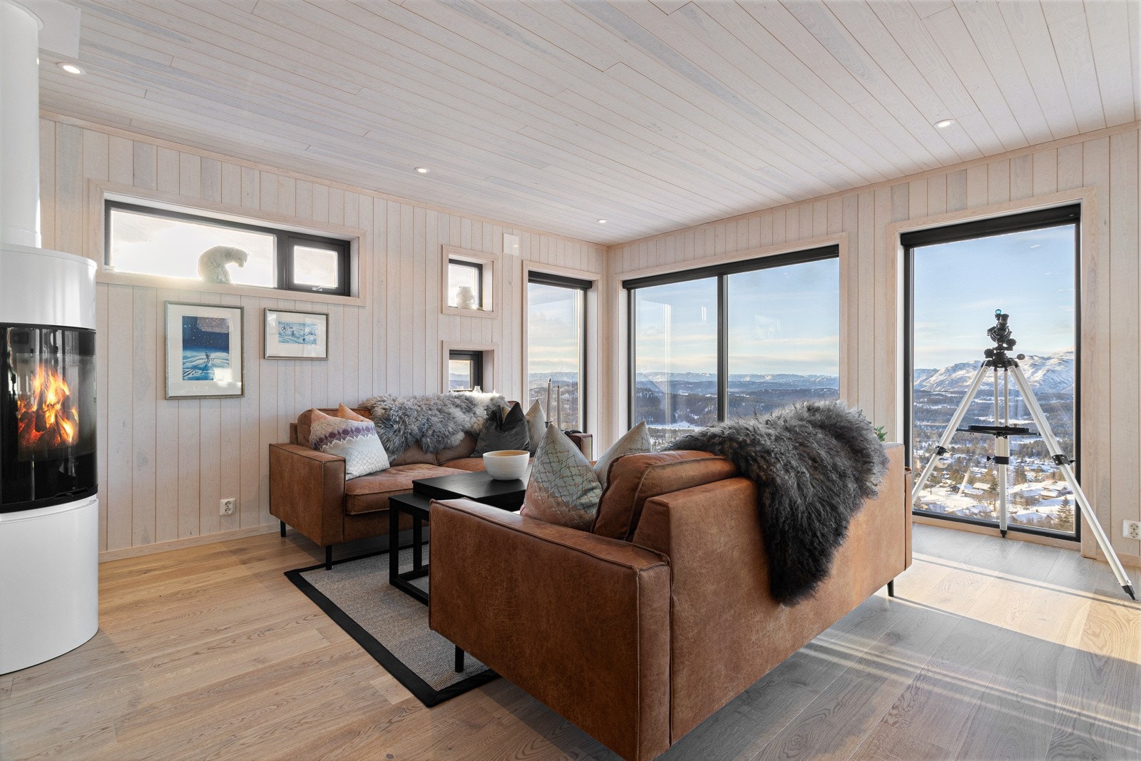 Stuen har tak, vegger og listverk i samme fargevalør, noe som skaper et rolig, lunt og moderne uttrykk Galleribilde