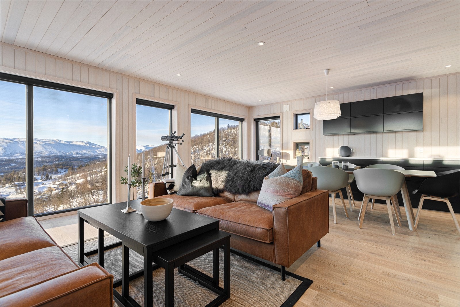 Kjøkkenet ligger åpent mot stuen slik at rommet oppleves som et sosialt og hyggelig allrom for familien Galleribilde