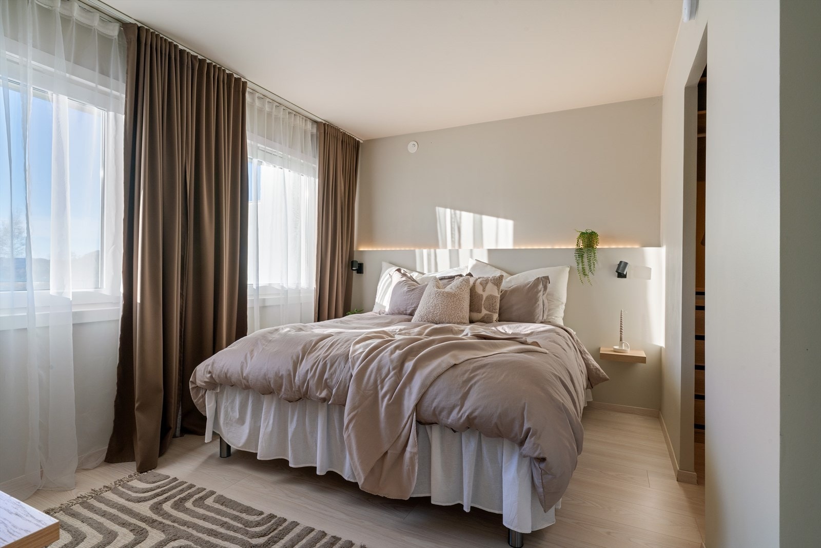 - Soverom 2 m/omkledningsdel måler 15,8 m² - Galleribilde