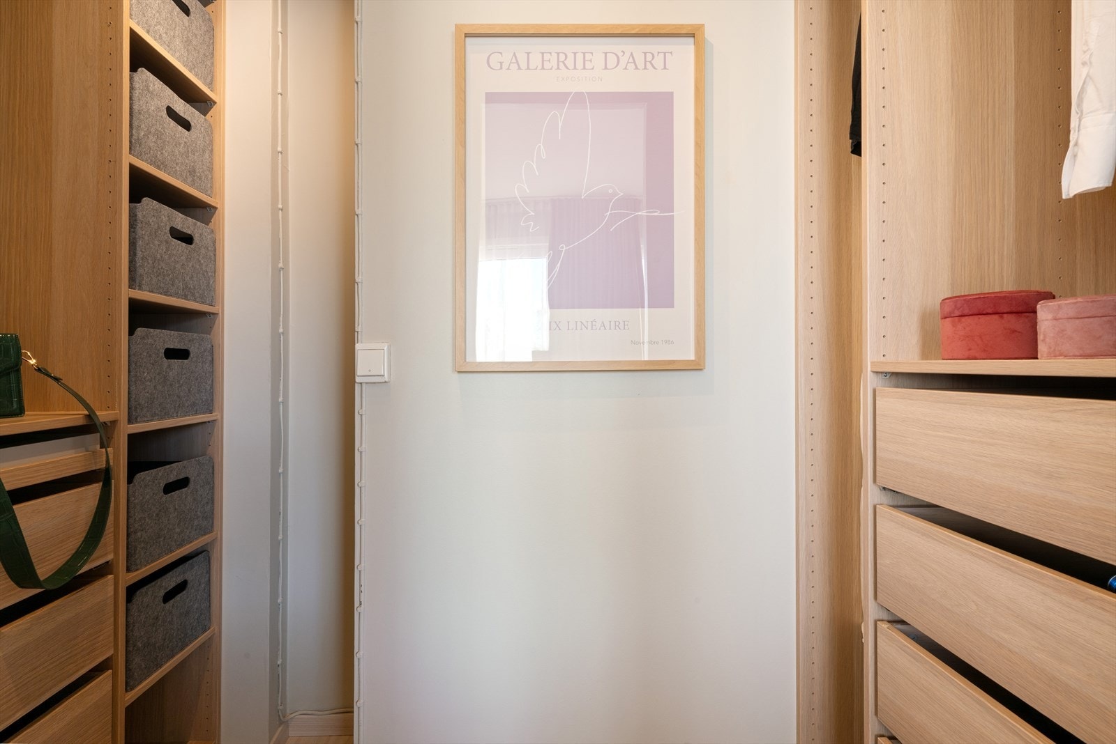 - Walk-in closet er en stor drøm for mange! Et helt rom kun for garderoben, godt organisert i hyller og skap - Galleribilde