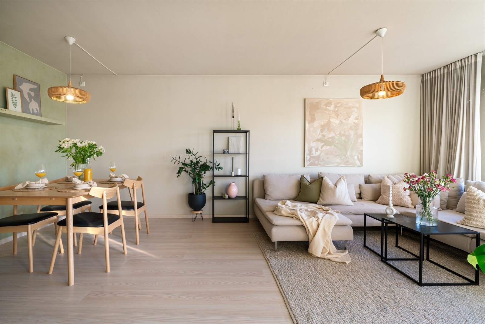 - Innvendig måler leiligheten 73 m² og inneholder entré/gang, bad, stue, kjøkken, soverom og soverom m/omkledningsdel - Galleribilde