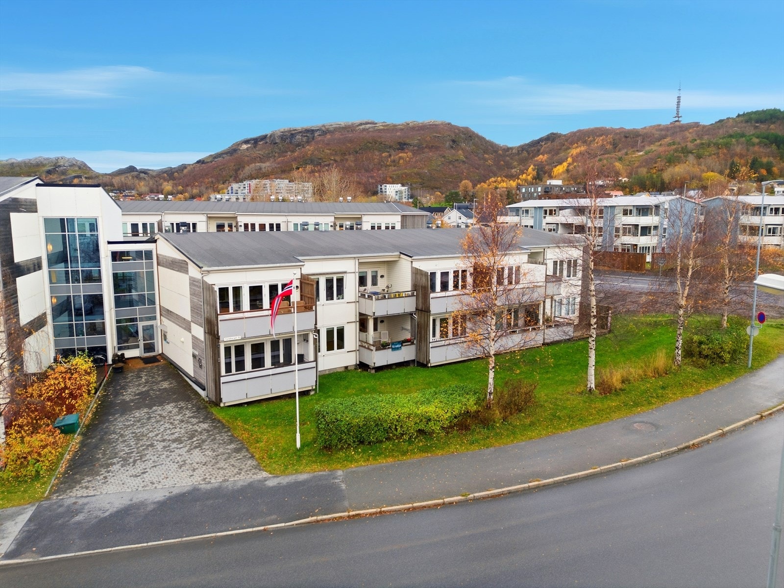 Fasade. Adkomst til leilighet fra egen inngangsdør via overbygget svalgang. Heis fra garasje. Galleribilde