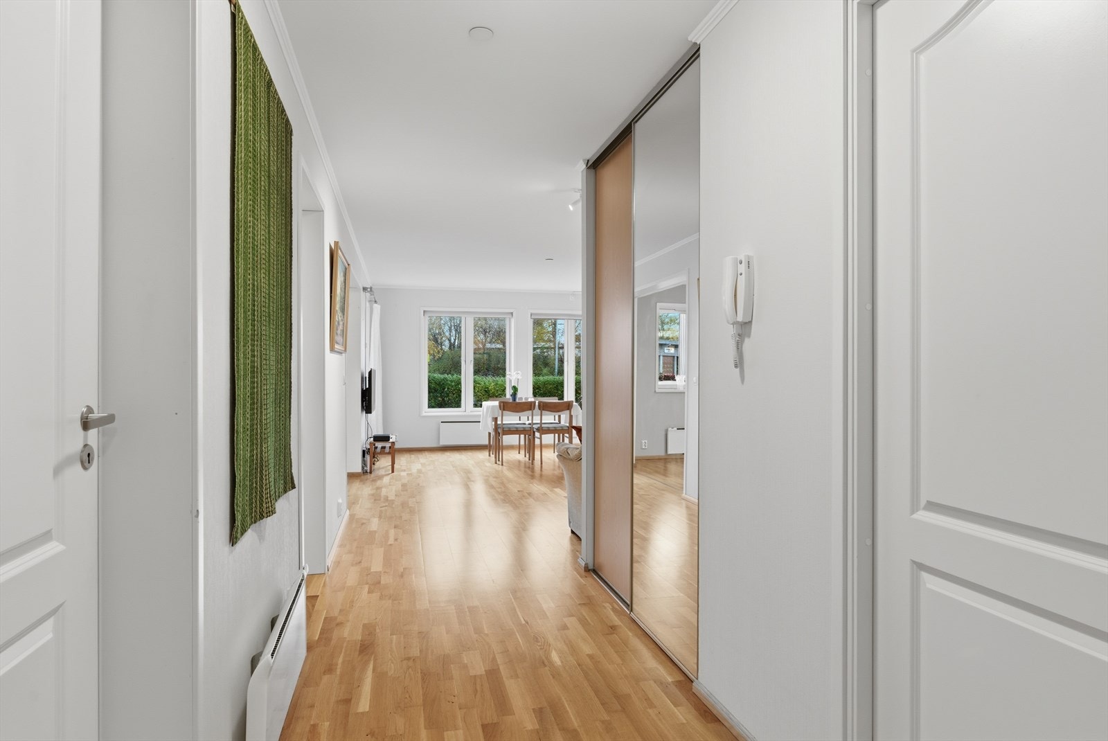 Innbydende langgang/hall med skyvedørsgarderobe. Galleribilde
