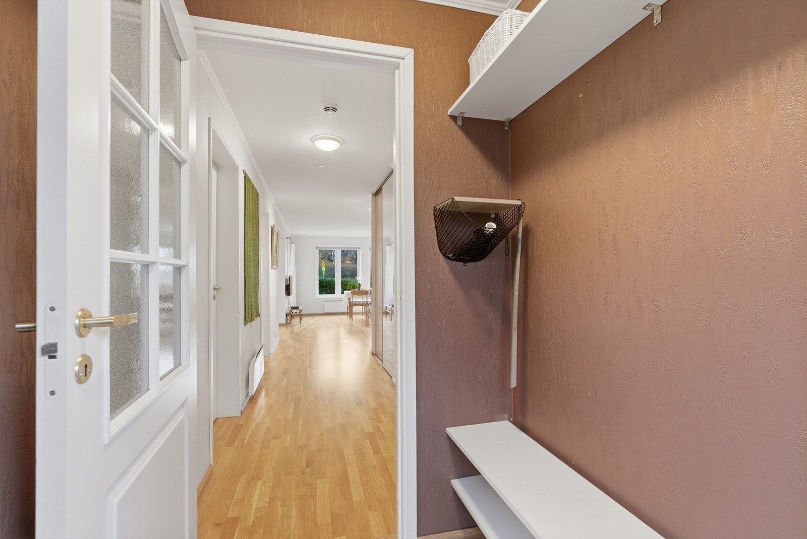 Vi blir ønsket velkommen inn i en entré med fine fargevalg. Galleribilde