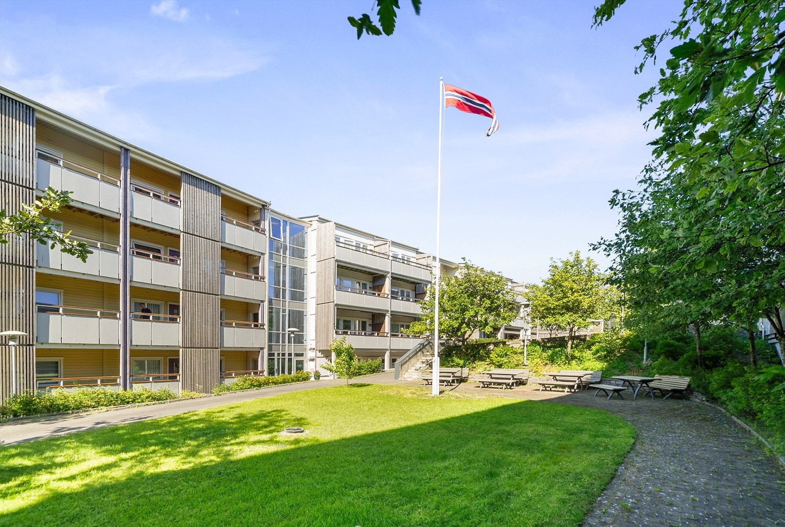 Trivelig og velholdt borettslag for voksne, perfekt for deg over 50år. Galleribilde