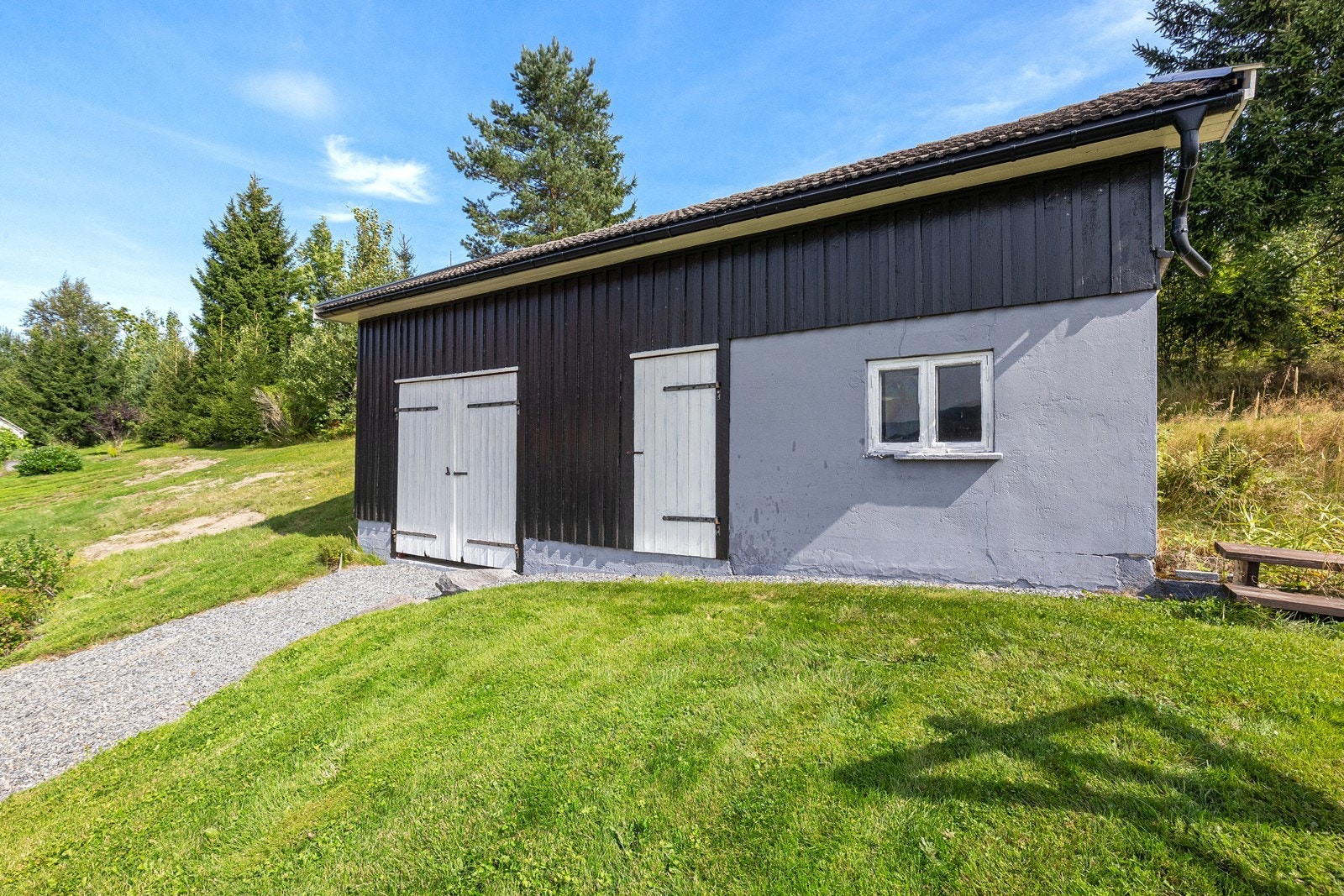 Uthus med garasje og lagring. Galleribilde