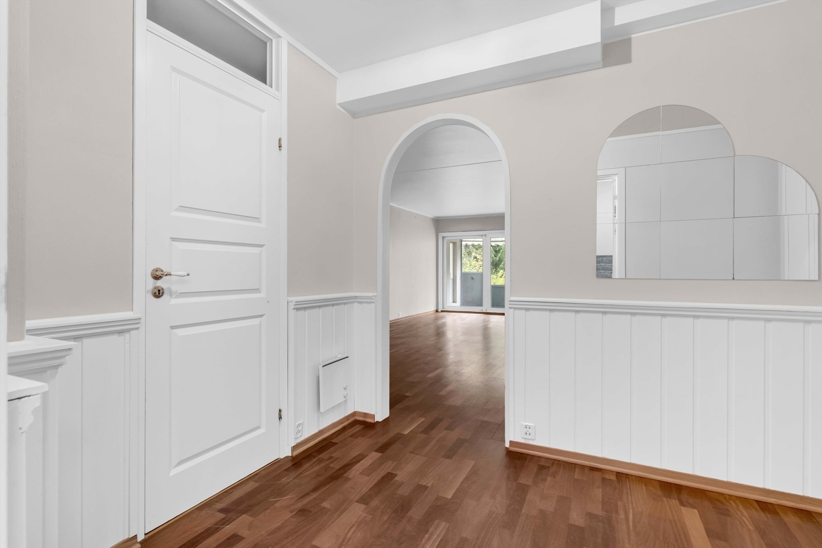 Vel inne blir vi ønsket velkommen i en lys og fin entré av god størrelse. Galleribilde