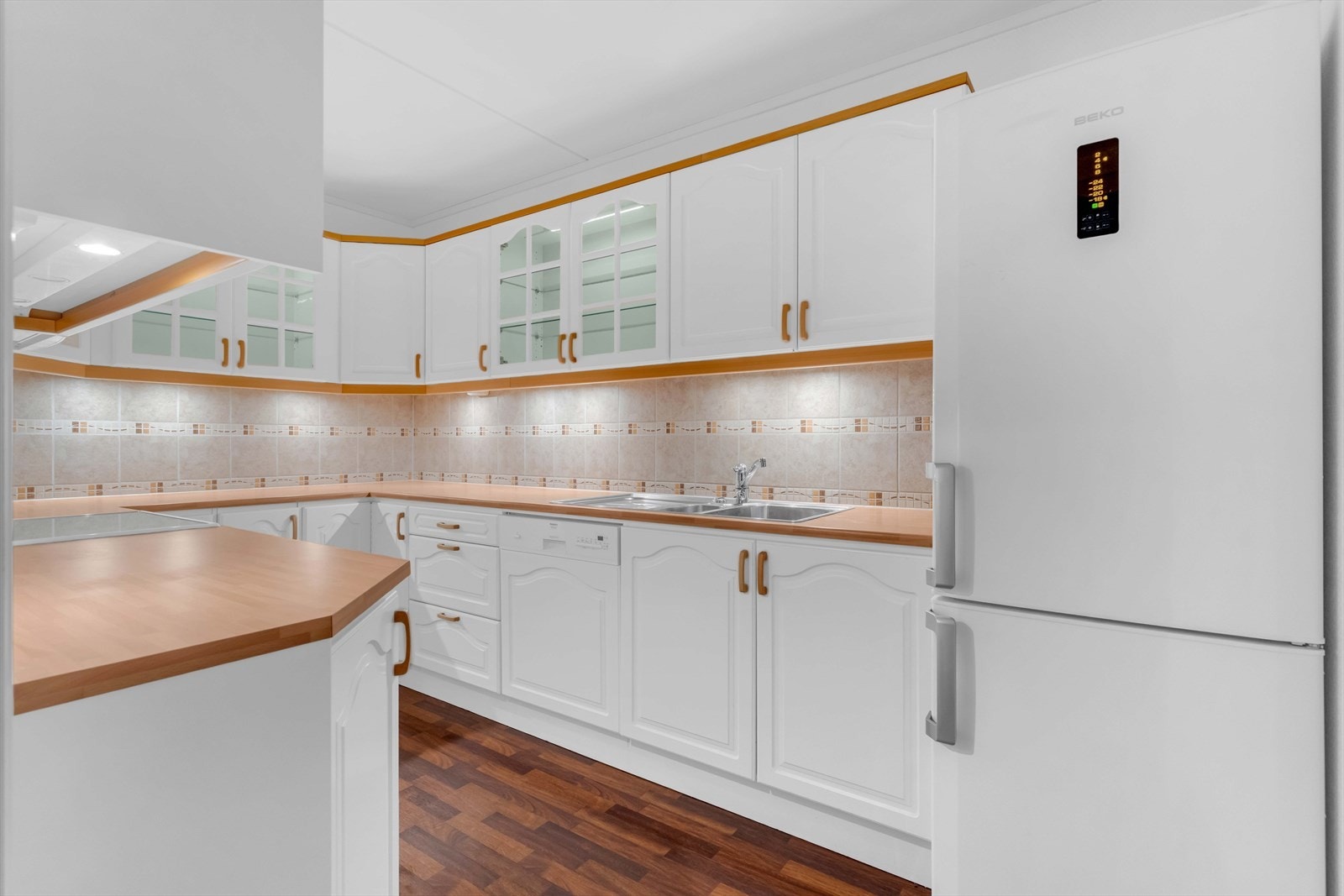 Kjøkkenet har et klassisk og pent design med gode benkeflater og rikelig med oppbevaringsplass. Galleribilde