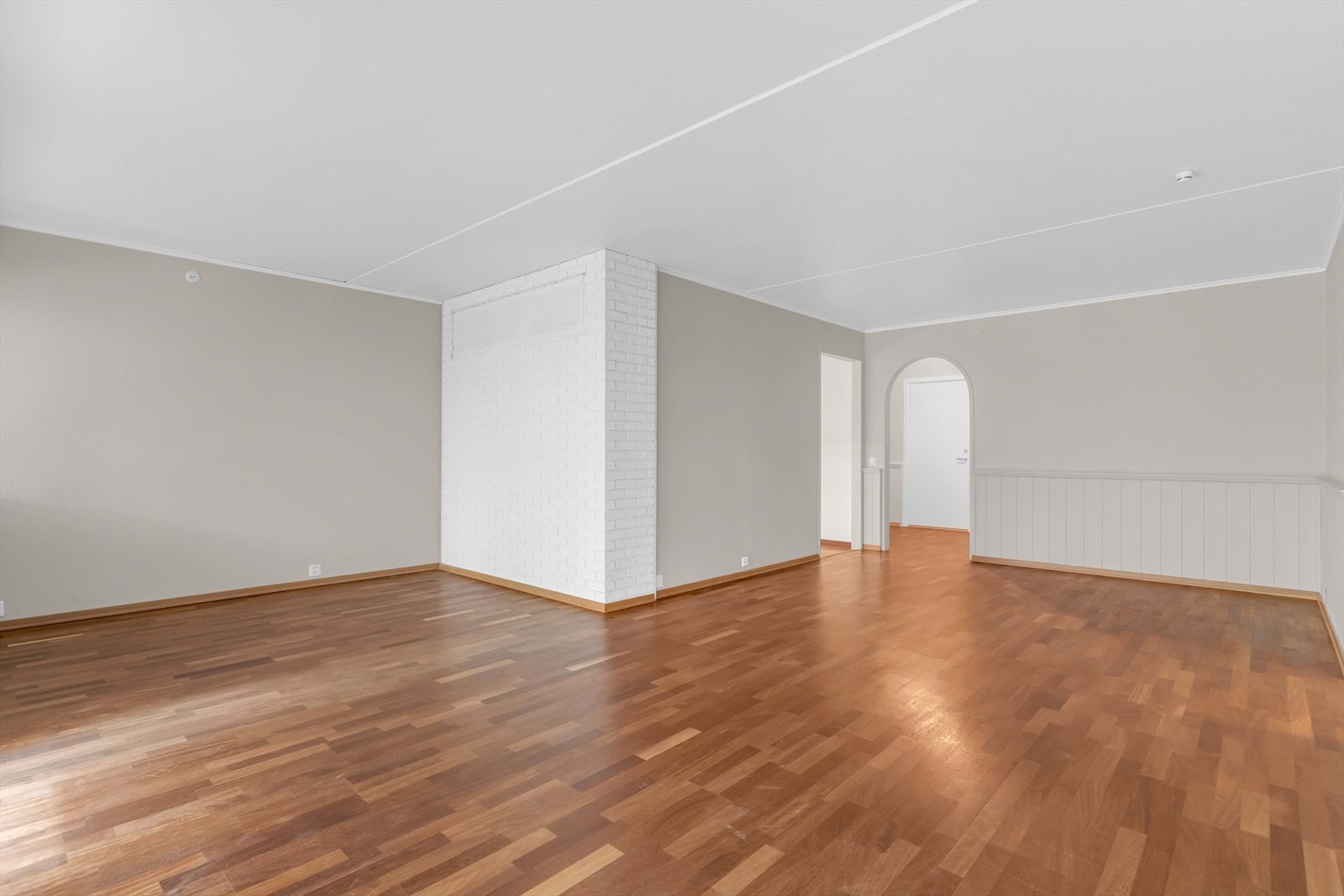 Stuen er romslig og det er flere som har laget et tredje soverom her(se plankisse). Galleribilde