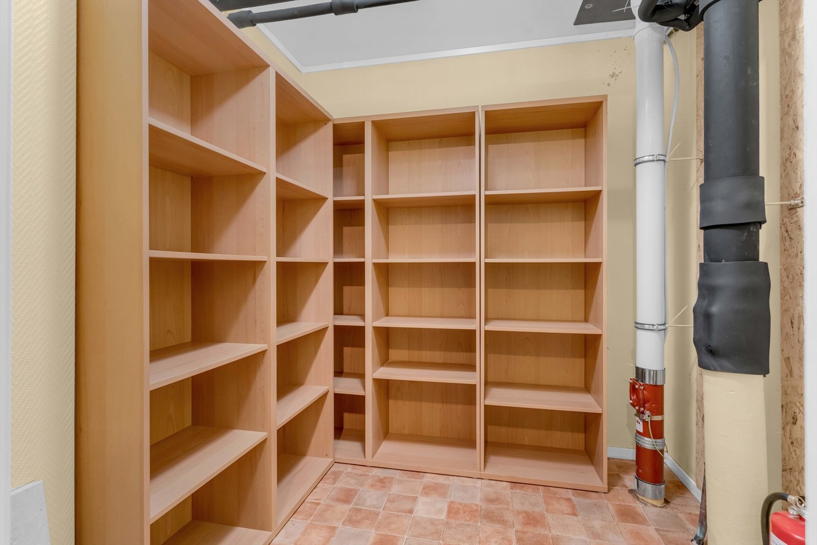 Praktisk innvendig bod med rikelig med oppbevaringsplass. Galleribilde