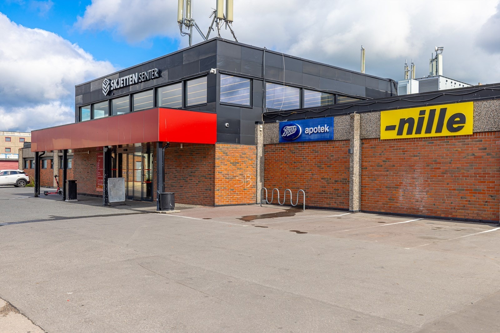 Skjetten Nærsenter er i gåavstand fra Riihimäkiveien 47 med et godt og variert utvalg av butikker, post, minibank, apotek, blomster, helsetilbud, bensin stasjon og Delicious Ekspress (spisested og take away service) med smakfull matutvalg. Galleribilde