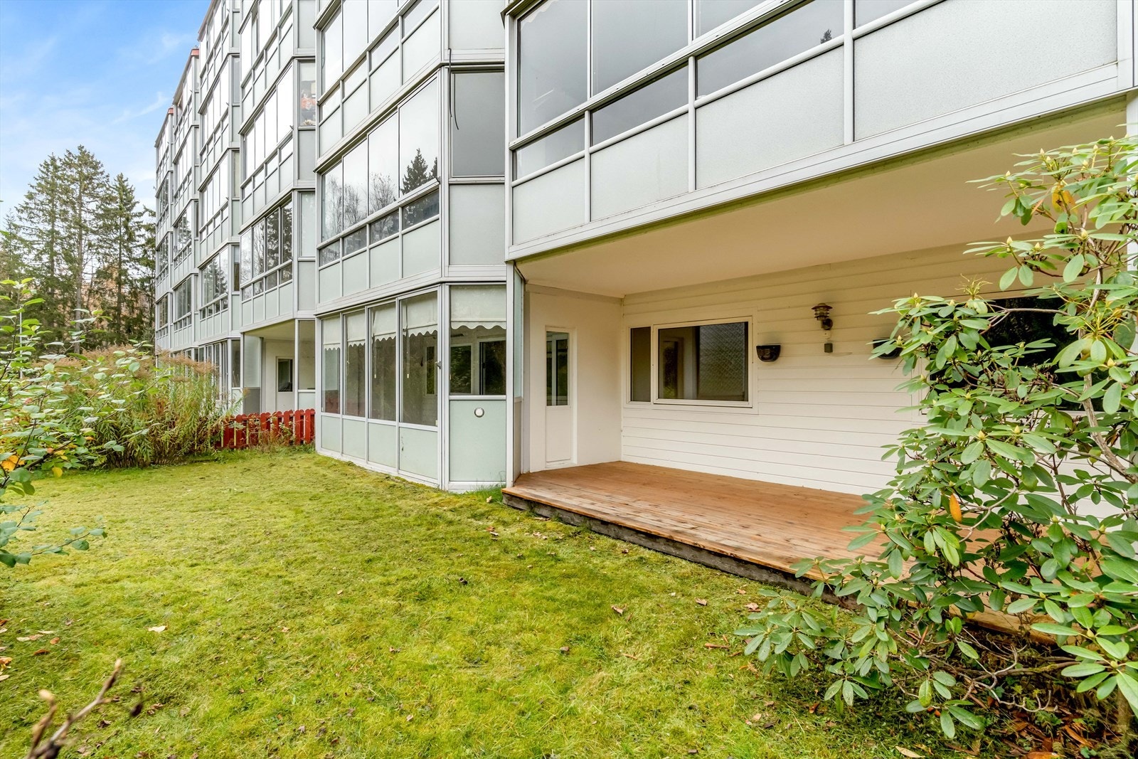 Leiligheten disponerer også en egen, koselig hage som rammes inn med rødmalt stakittgjerde. Markterrassen har dekke i tre, og det er montert stemningsfull utebelysning på husveggen. Galleribilde