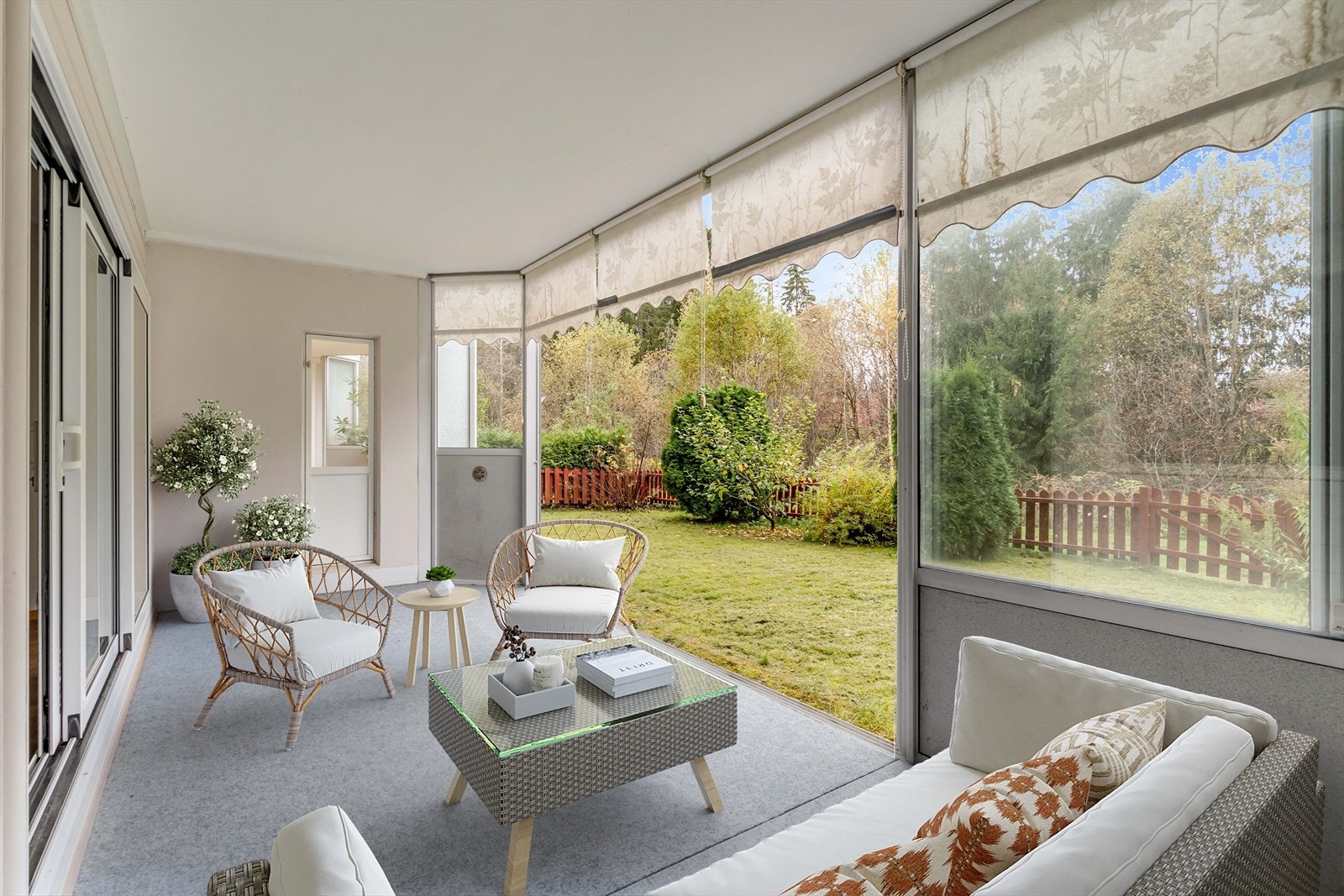 Leiligheten har utgang fra stuen til en nordvestvendt, innglasset balkong på ca. 13 kvm - Digitalt stylet. Galleribilde