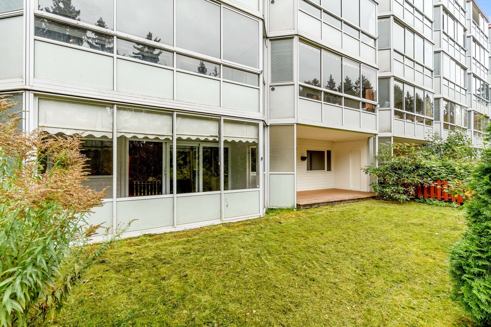 Her er det boltreplass for liten og stor, samt adkomst til en overbygd, inntrukket markterrasse på ca. 14 kvm fra 2020. Galleribilde